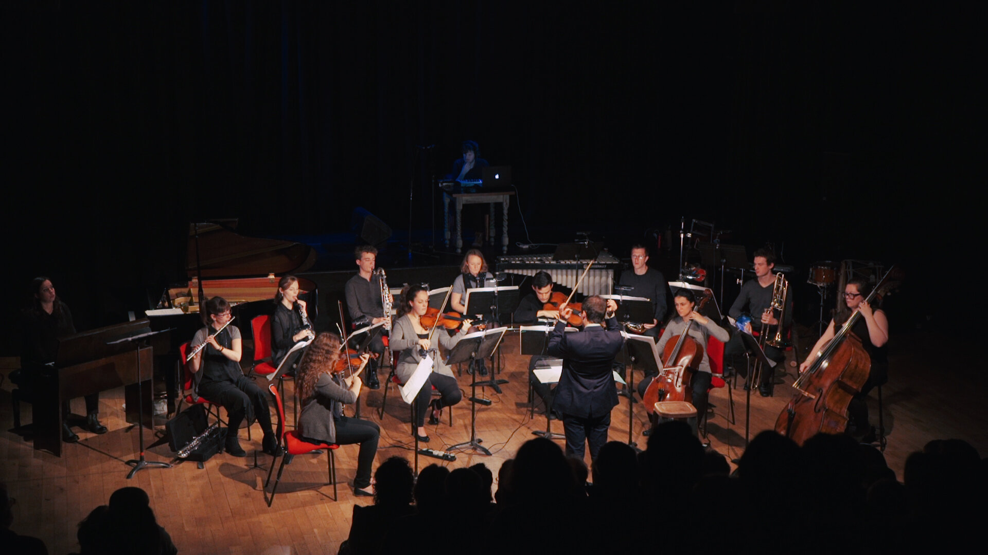 Ingvarsson conducting the ALDAorchestra in Brighton.